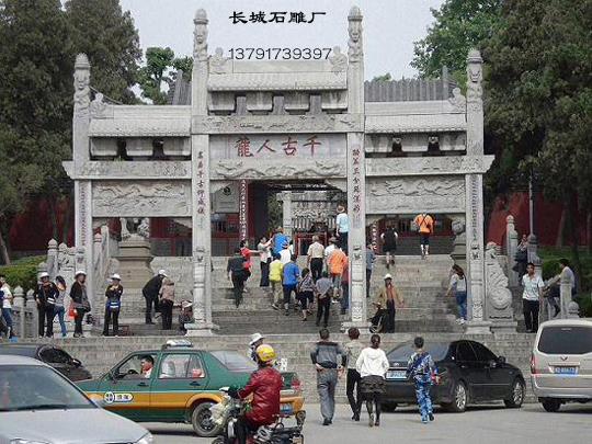 千古人龙石雕牌坊为四柱三间三楼式，上面雕刻着吉祥的图案。