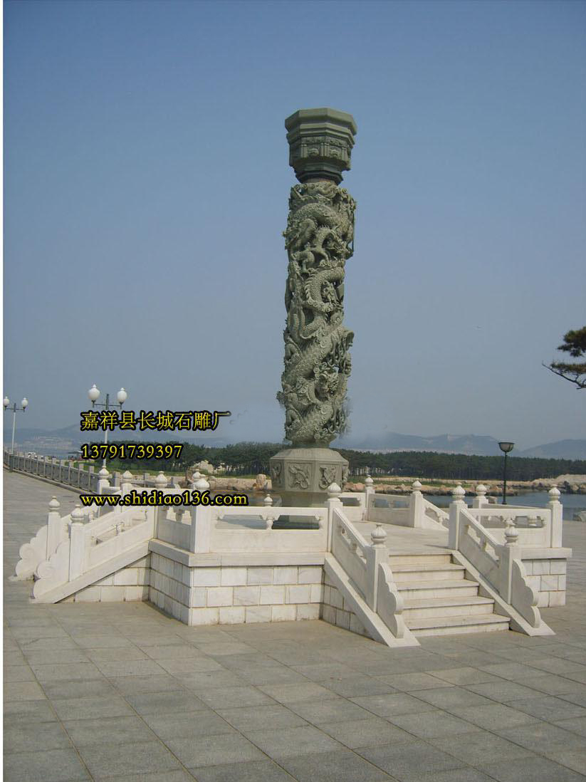 石雕龙柱雕刻的独具匠心，刚劲有力，龙首鹿呈现了吉祥如意，他也是我国龙柱雕刻的代表，这几根龙柱雕刻我们石雕厂花费了很大的心血，也成为了石雕龙柱雕刻的楷模。