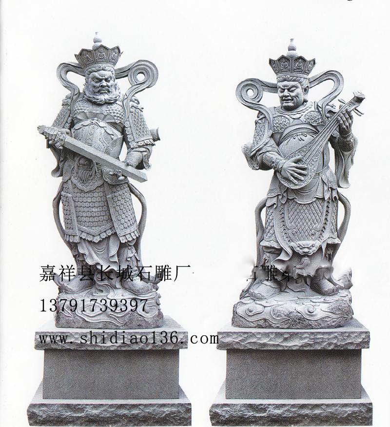 除了以上手法表现四大天王不同精神面貌外，四大天王雕刻的时候，还分别通过四大天王手里拿着不同的道具来表现，因为道具也是石雕的基本表现手法之一。