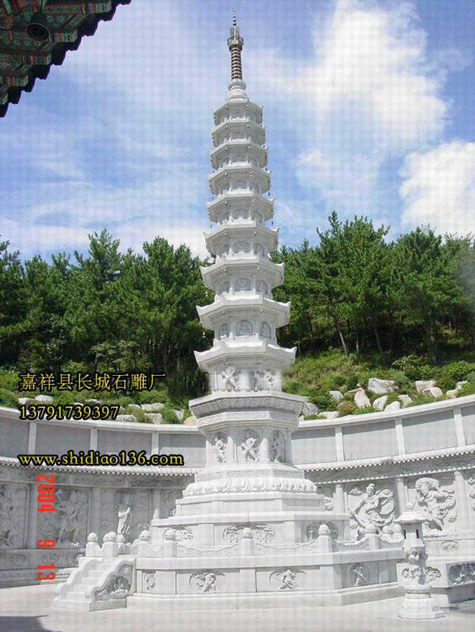 石雕佛塔-随着佛教进入中国之后也经历了一个中国化的历程，印度的风格早在汉朝时期就被改造为多层楼阁式的形态。佛塔最初的材料是木材，建在佛寺的正中央，佛寺中最主要的建筑。